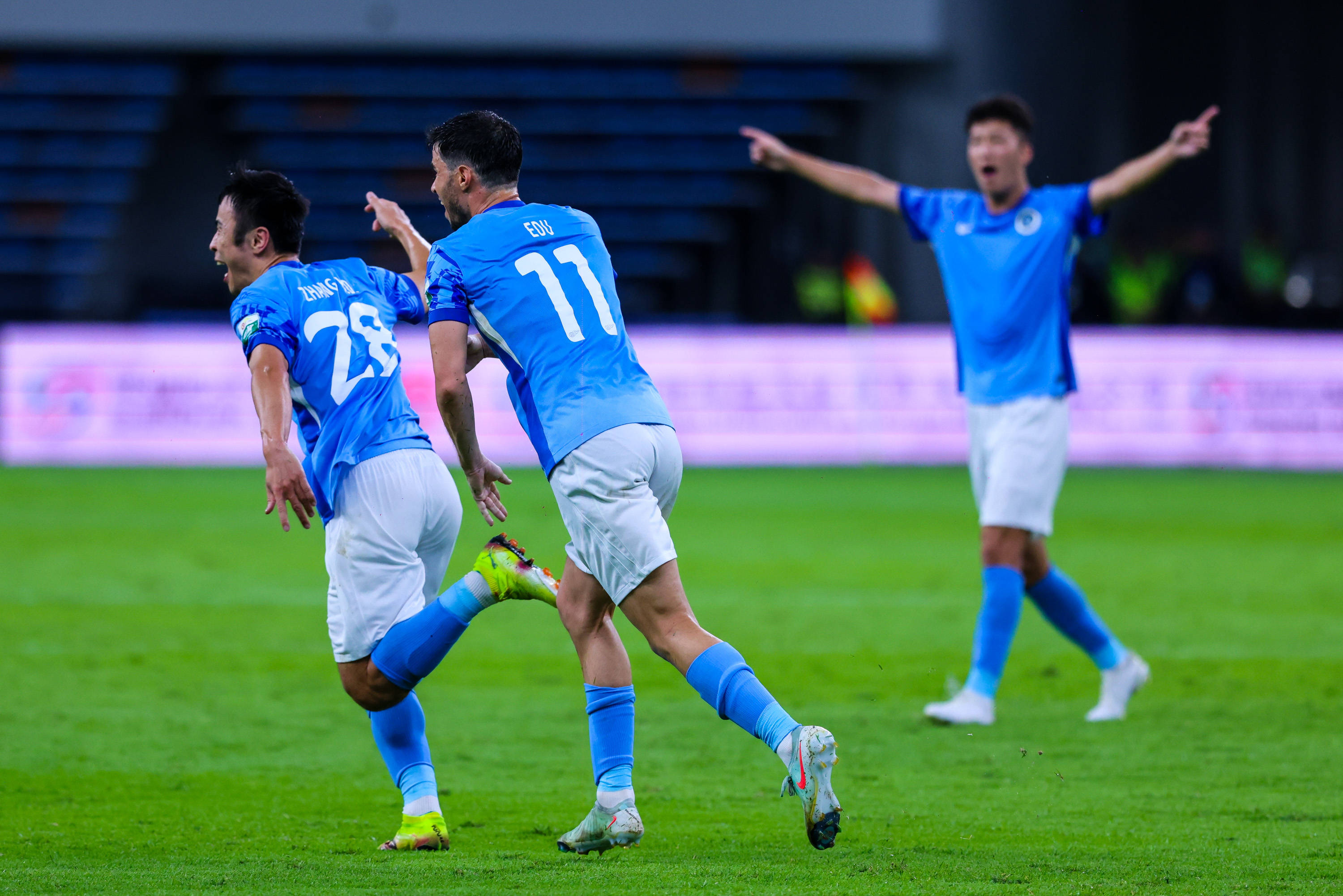 关于刚刚！今晨里昂刷新队史纪录窗口期多特蒙德官宣签约，赛后武汉三镇备战中超的信息